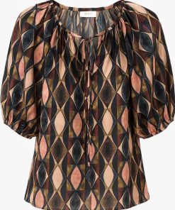 MXO dames blouse met bruine geometrische ruitprint, halflange mouwen en strikje bij de hals