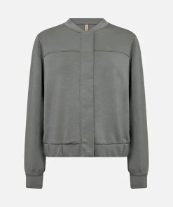 Voorzijde van het Soyaconcept Banu jasje in mosgroen met blinde ritssluiting en moderne naden