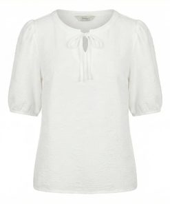 Off white Sensia blouse van 100% PES met structuurstof, strikhals en elastische onderzijde.