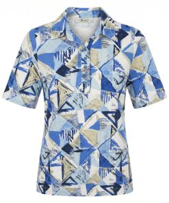 Sensia dames poloshirt met kraag en korte mouwen in een blauw met beige geometrisch abstract patroon.