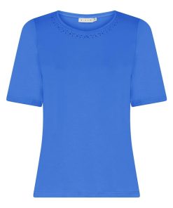 Helderblauw Micha shirt met korte mouwen en fonkelende blauwe steentjes langs de halslijn. |