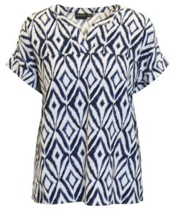Brandtex blouse met blauw wit grafisch ruitpatroon, korte mouwen en V-hals