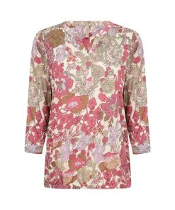 roze gebloemde damesblouse van Soyaconcept met paisley print, driekwart mouwen en V-hals.