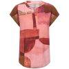 Soyaconcept dames blouse shirt met abstracte print in rozetinten, korte kapmouwtjes en een subtiele V-hals.