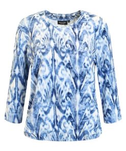 Voorzijde en achterzijde van een Signature dames shirt met blauw-wit abstract patroon en driekwart mouwen.
