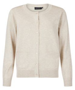 Brandtex dames vest beige fijngebreid met ronde hals, knoopsluiting en twee kleine zakjes