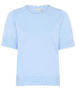 Lichtblauw fijngebreid dames shirt van Micha met korte mouwen, voorzien van een ajour-patroon bij de boorden en een geschulpte ronde hals.