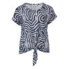 Blauw-witte dames top van Enjoy met grafische structuurprint en modieus knoopdetail aan de onderzijde