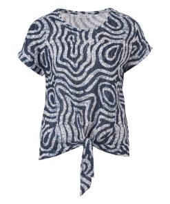 Blauw-witte dames top van Enjoy met grafische structuurprint en modieus knoopdetail aan de onderzijde