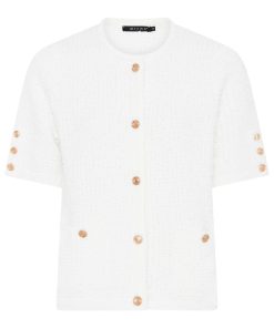 Chique wit gebreid damesvest van Micha met korte mouwen, goudkleurige knopen en een textuur met subtiele franjes.