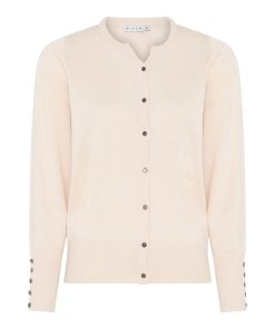 Zandkleurig/beige gebreid damesvest van Micha met lange mouwen, ronde hals en kleine sierknopen op de manchetten.