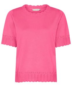 Fuchsia roze fijngebreid dames shirt van Micha met korte mouwen, ajour-details bij de boorden en een geschulpte ronde hals.