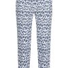 Blauw-wit geprinte Robell Marie stretchbroek met extra ruimte bij de benen en knieën