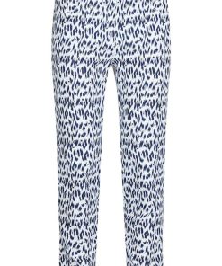 Blauw-wit geprinte Robell Marie stretchbroek met extra ruimte bij de benen en knieën