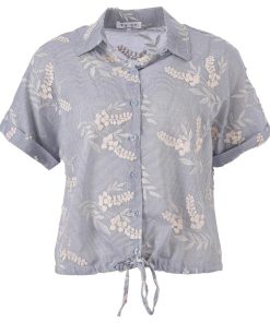 Blauwe gestreepte damesblouse van Enjoy met korte mouwen, witte bloemenborduring en een knoopdetail aan de onderzijde.