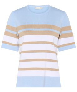 Fijngebreid dames truitje van Micha met korte mouwen en een horizontaal streeppatroon in lichtblauw, wit en beige/zand.