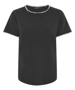 Zwart dames shirt van Micha met korte mouwen, voorzien van een witte contrasterende zigzag-afwerking aan de hals en mouwranden.