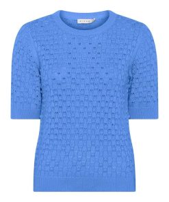 Hemelsblauw gebreid dames truitje van Micha met korte mouwen en een all-over opengewerkt ajour patroon, gemaakt van 100% katoen.