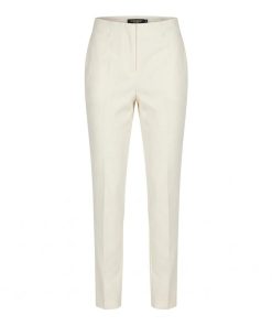Roomwitte slim fit damesbroek model Penny van het merk Sensia met elastische tailleband en zakken.