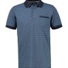Voor- en achterzijde van het jeansblauwe Lerros heren poloshirt met marineblauwe kraag en print