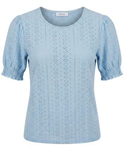 Hemelsblauw MXO dames shirt met opengewerkt kantpatroon en korte pofmouwen met elastiek