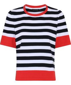 Marineblauw met wit horizontaal gestreept gebreid dames shirt van Micha met korte mouwen en rode contrastboorden.