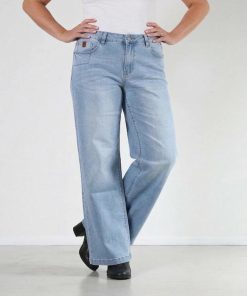 New Star dames jeans wide leg lichtblauw met stretch gedragen door model