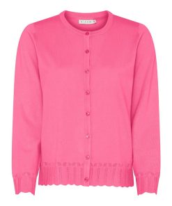 Fuchsia roze gebreid damesvest van Micha met lange mouwen, knoopsluiting en opengewerkte ajour-details bij de boorden.