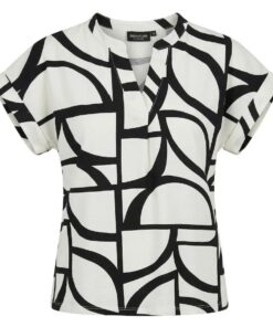 Voorzijde van het witte Brandtex dames shirt met zwarte abstracte grafische print en ronde hals