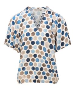 Blauw Dreamstar shirt model Mily met een vrolijke stippenprint, elegante v-hals en een elastische boord aan de onderzijde.