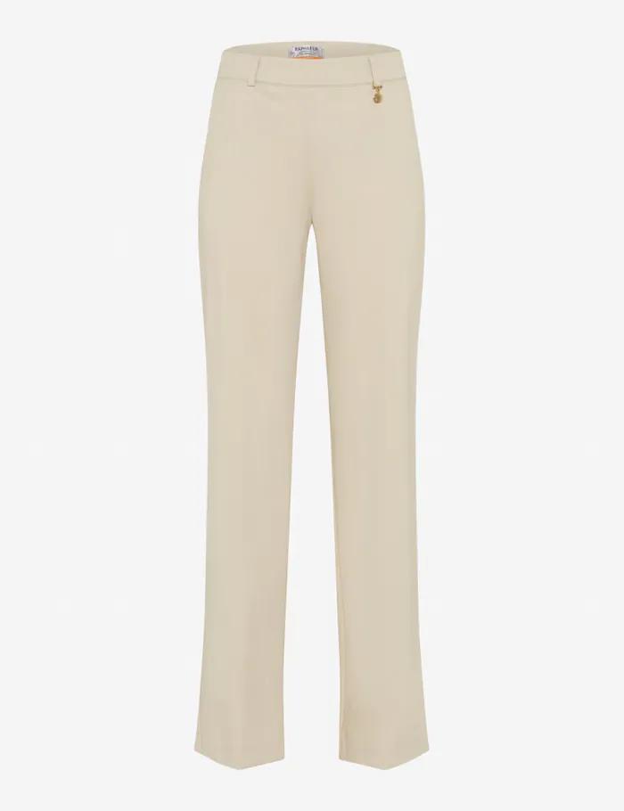 Voorzijde beige Brax Raphaela Style Lillyth flared pantalon op witte achtergrond