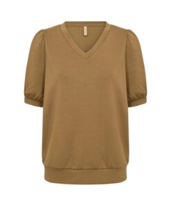 Soyaconcept Banu shirt in warm kaki kleur met korte pofmouwen, V-hals en een elastische boord onderaan.