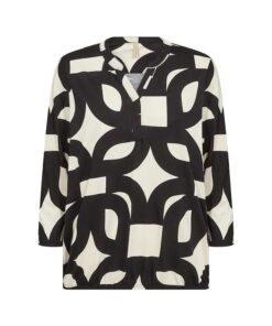 Zwart-witte Soyaconcept Felecity blouse met een groot grafisch patroon, 3/4 mouwen en een elastische boord.