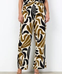 Soyaconcept Feldi relax broek met wijde pijpen en abstracte organische print in warm kaki, zwart en ecru.