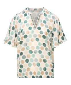 Jade groen Dreamstar shirt model Mily met een speelse stippenprint, elegante v-hals en korte vlindermouwen op een witte achtergrond.