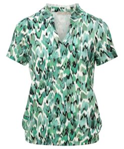 Dreamstar dames shirt model Jetta met jade groene print, opstaande ruffelhals en elastische boord.
