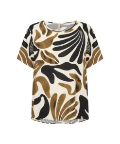 Soyaconcept Feldi shirt met korte mouwen en een abstracte organische print in de kleuren warm kaki en zwart.