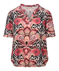 Kleurrijk Dreamstar shirt model Sjuul met een roze barok print, korte mouwen en een elastische onderzijde.