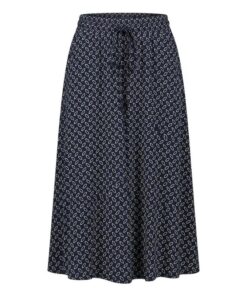 Donkerblauwe Marinello rok met een witte geometrische print, voorzien van een elastische tailleband en een strikkoord aan de voorzijde.