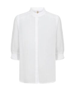 Witte Soyaconcept Fabiana blouse van biologisch katoen met opstaande ruzelkraag en gesmokte mouwboorden.