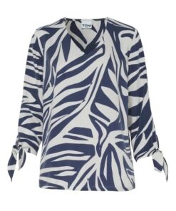 Blauw-wit geprinte dames blouse van Toni met V-hals en strikdetails aan de mouwen van 100% Lyocell