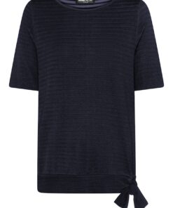 Donkerblauw Frank Walder shirt met korte mouwen, subtiele horizontale ribbelstructuur en een strikje aan de elastische onderzijde.