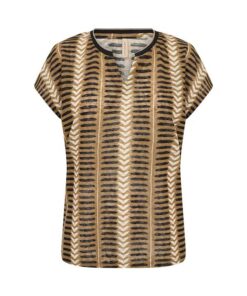Soyaconcept Aretha shirt in warm kaki met een abstracte grafische print, korte mouwen en een V-hals met splitje.