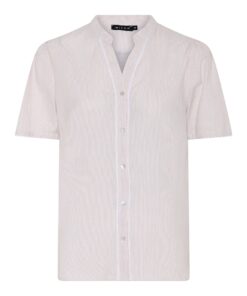 Zandkleurig verticaal gestreepte Micha dames blouse met korte pofmouwen en witte kanten bies