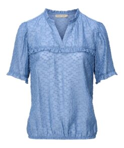 Jeansblauw Dreamstar shirt model Hanoa met korte mouwen, ruches bij de V-hals en een elastische boord aan de onderzijde.