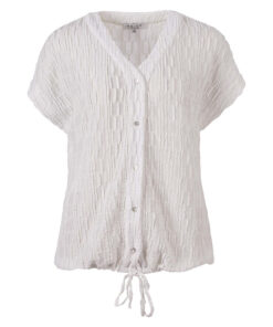 Ecrukleurige Enjoy blouse met aangeknipte mouwen, een knoopsluiting en een strikje aan de onderzijde op een witte achtergrond.