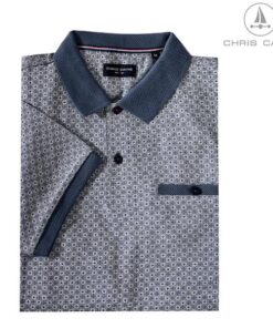 Jeansblauw heren poloshirt van Chris Cayne met een fijn geometrisch ruitpatroon, donkerblauwe kraag en een borstzakje.