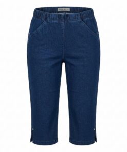 Donkerblauwe Signature capri jeans met een elastische tailleband, schuine steekzakken en kleine splitjes bij de broekspijpen.
