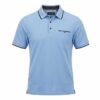 Lichtblauw effen heren poloshirt van Chris Cayne met een borstzakje, donkerblauwe biezen op de kraag en een klassieke knoopsluiting.