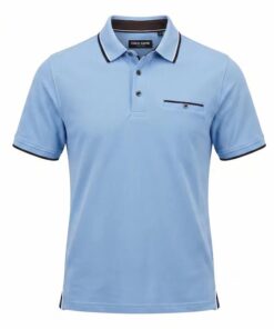Lichtblauw effen heren poloshirt van Chris Cayne met een borstzakje, donkerblauwe biezen op de kraag en een klassieke knoopsluiting.